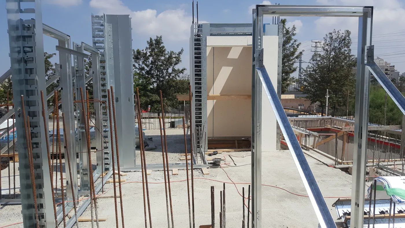 אלמנטי iForm ממתינים בחצר אחסון לפני הובלה לאתר