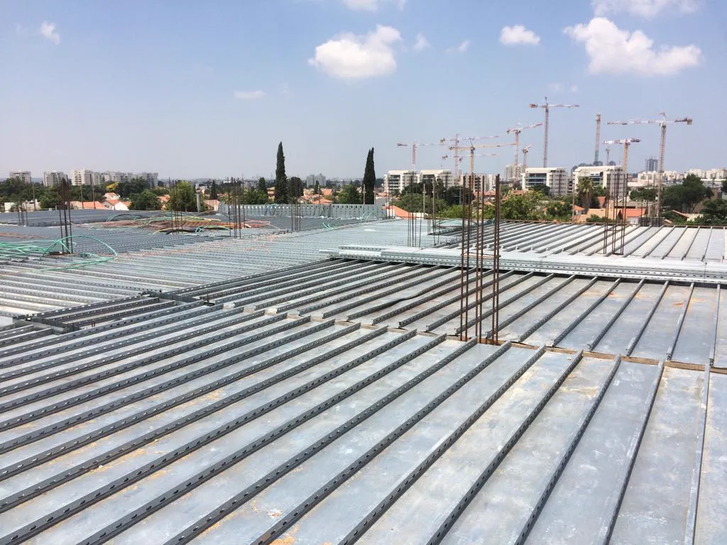 מבט אווירי על גגות ומנופים באתר בנייה