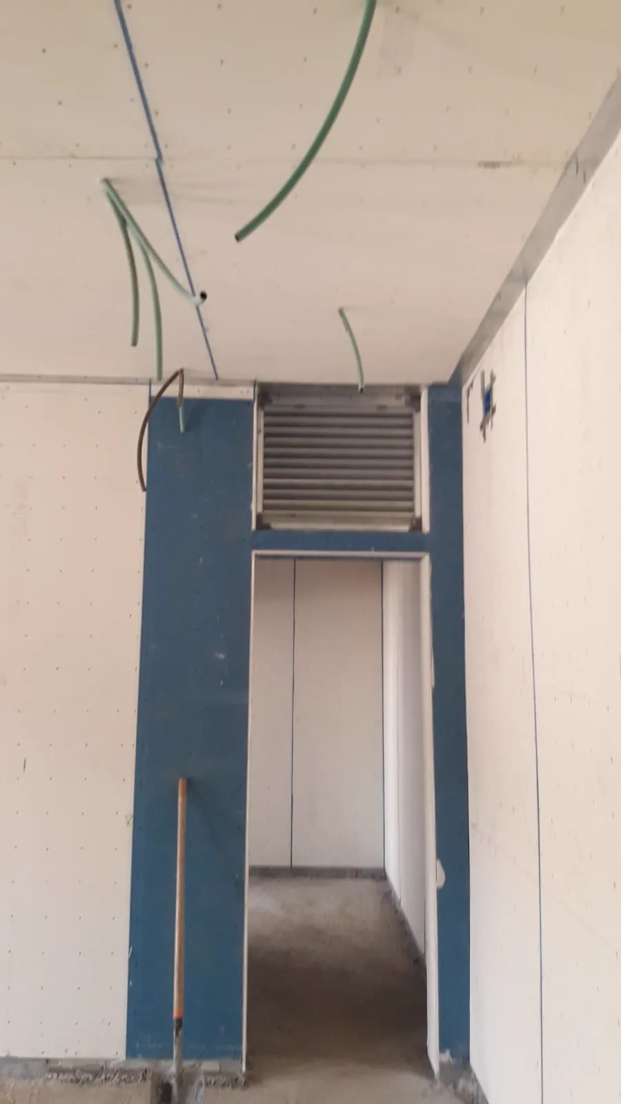 פנים מרחב מוגן עם מערכות חשמל וצנרת מובנות