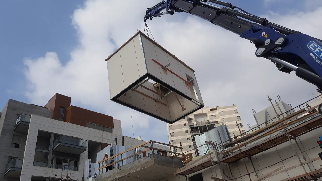 הנפת אלמנט iForm במנוף מול נוף עירוני
