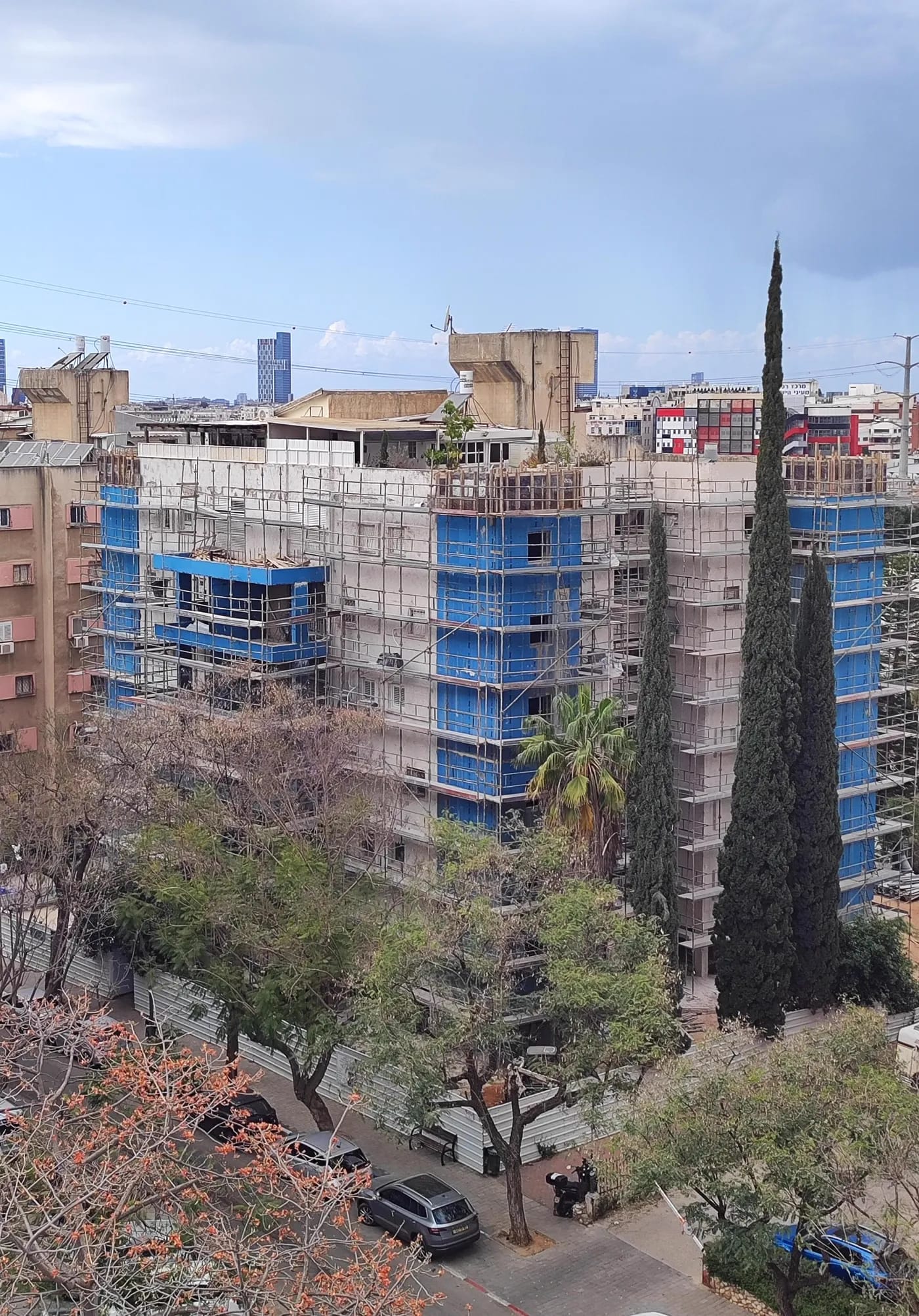 מבט אווירי על בניין בפיגומים בפרויקט iForm