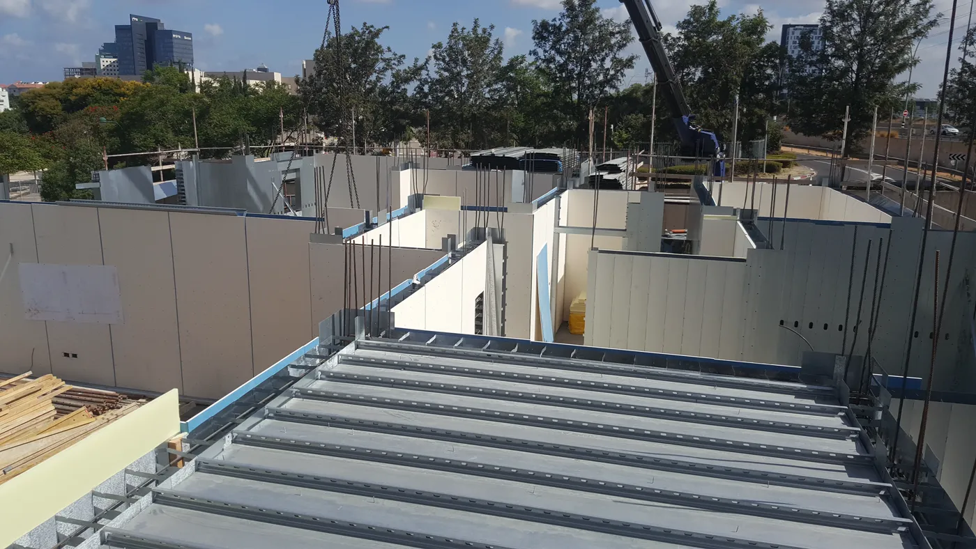 מבט על על קירות מורכבים באתר בנייה