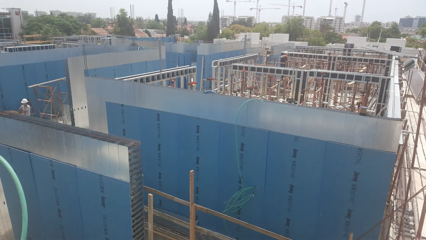 הרכבת לוחות חיפוי באתר בנייה בשיטת iForm