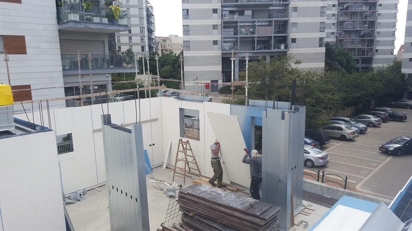 עובדי iForm נושאים לוחות גבס על גג בפרויקט