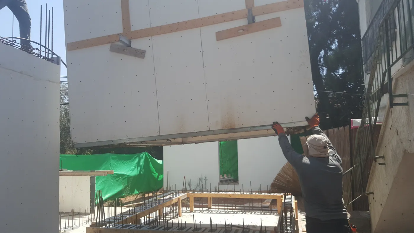 הבאת אלמנט ממ"ד למקומו באתר