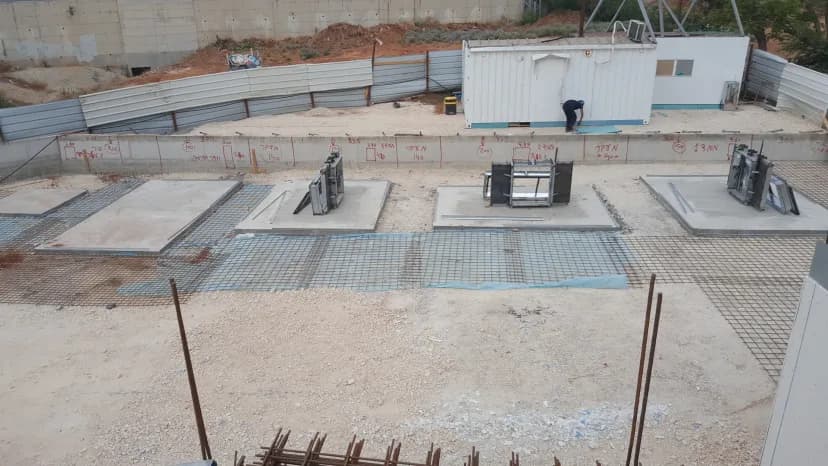 בסיסי ממ"ד יצוקים בפרויקט בנייה חדשה, מבט עליון