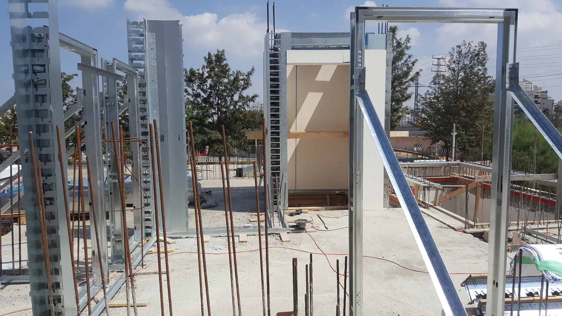 שלד תבניות פלדה של אלמנטי iForm ניצב באתר לפני יציקת הבטון