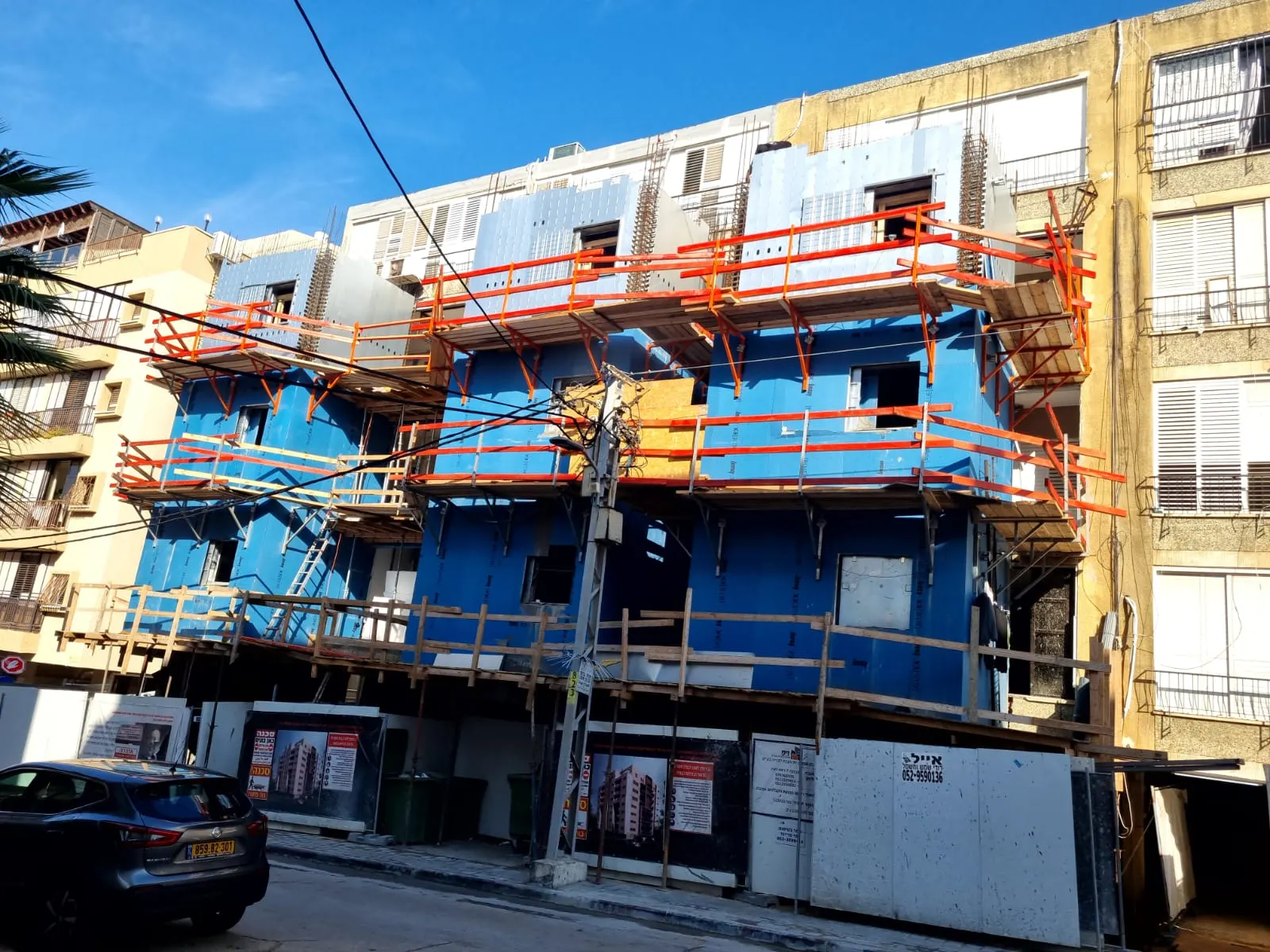 בניין מגורים עם קירות פרפב בשיטת iForm בשלב הרכבה, מבט מהרחוב