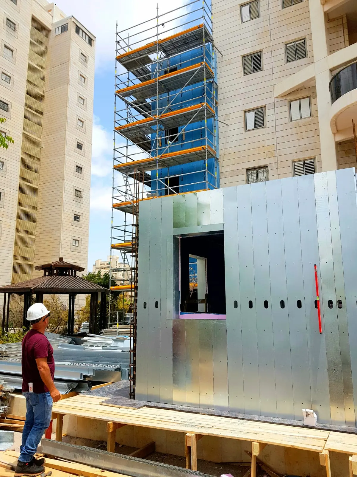 בניין מגורים נמוך נוסף עם קירות פרפב בשיטת iForm, מבט מהרחוב