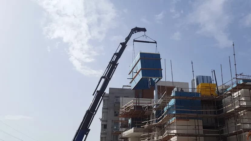 מנוף מרים אלמנט iForm מעל בניין מגורים בבנייה ברעננה