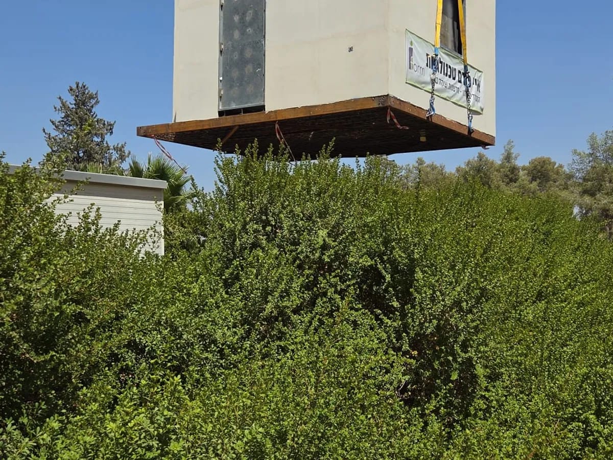 אלמנט ממ"ד שלם של iForm מונף באוויר לקראת הצבה