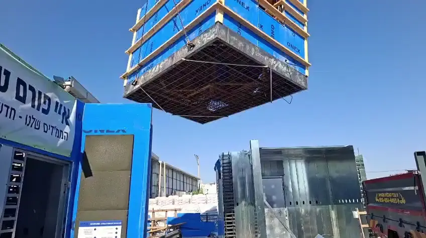 הרמת אלמנט iForm במנוף לפני הרכבה