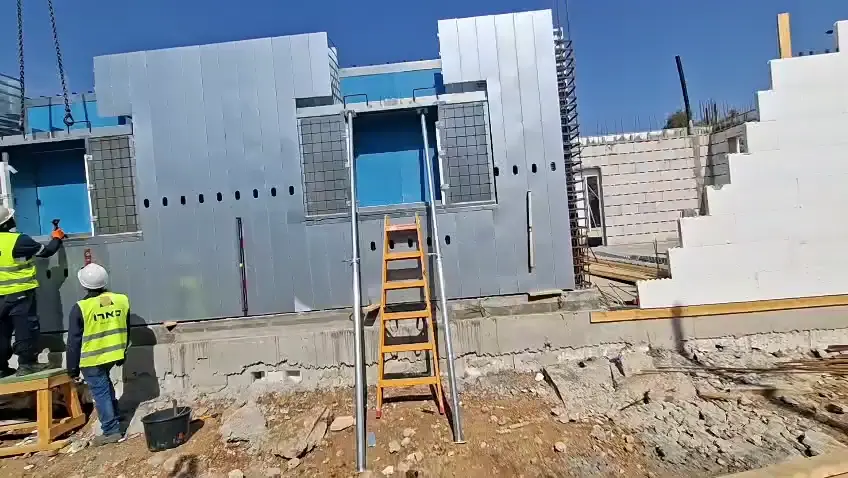 הרכבת אלמנט מוגן בקומה גבוהה באמצעות מנוף