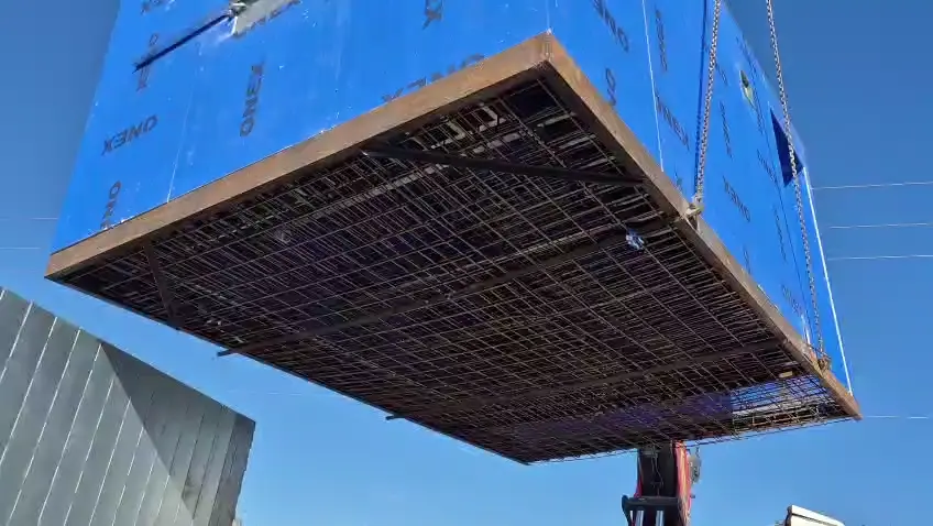 זיון האלמנט לפני יציקת בטון, מבט מלמטה בזמן הרמה במנוף