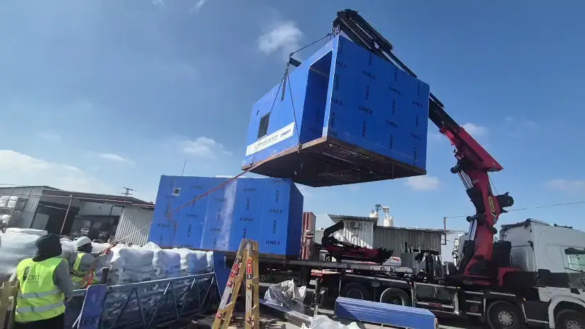 טעינת אלמנט iForm במפעל, עטוף להגנה לפני שילוח לאתר